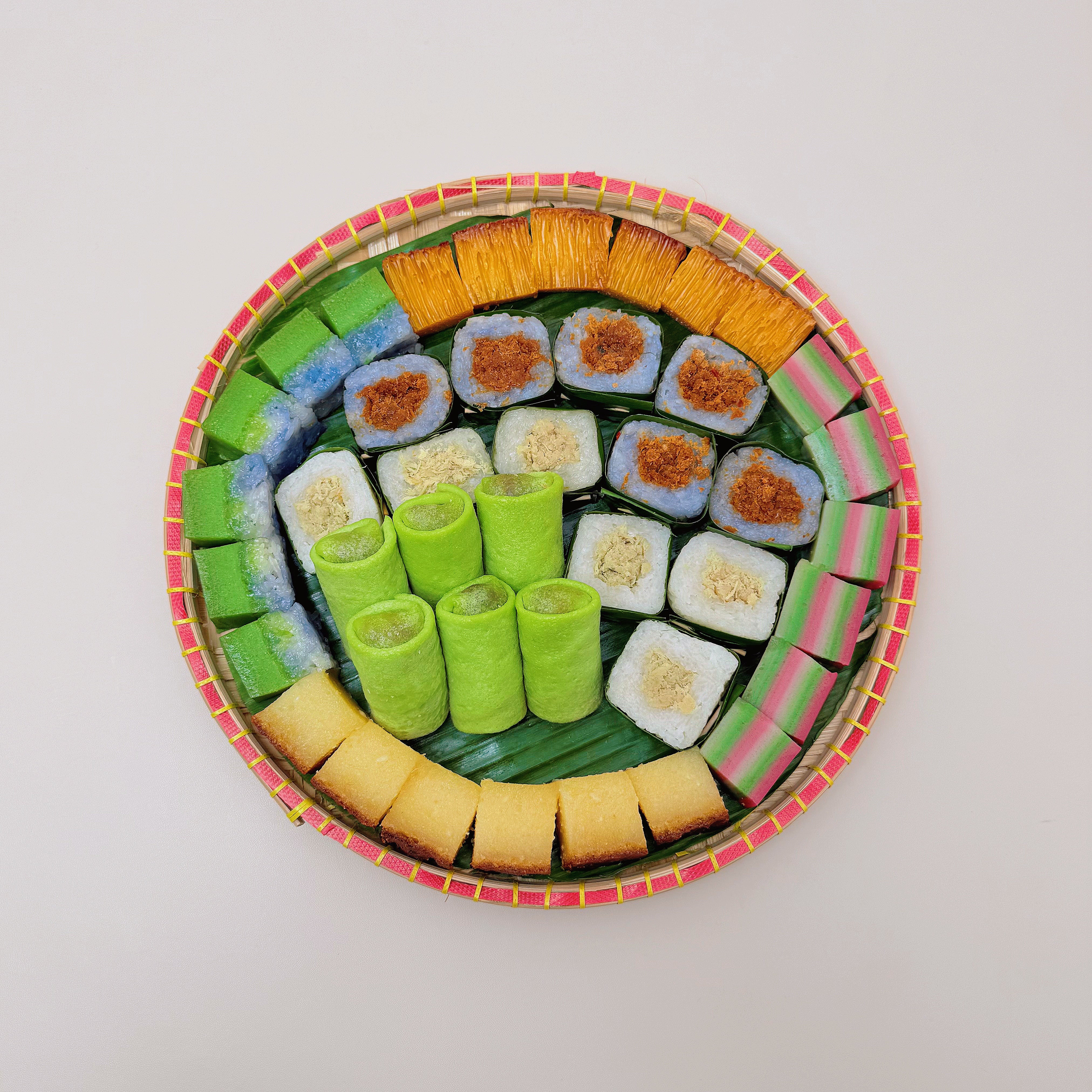 **Bite-size Kueh Small Bamboo Platter (42 pcs)