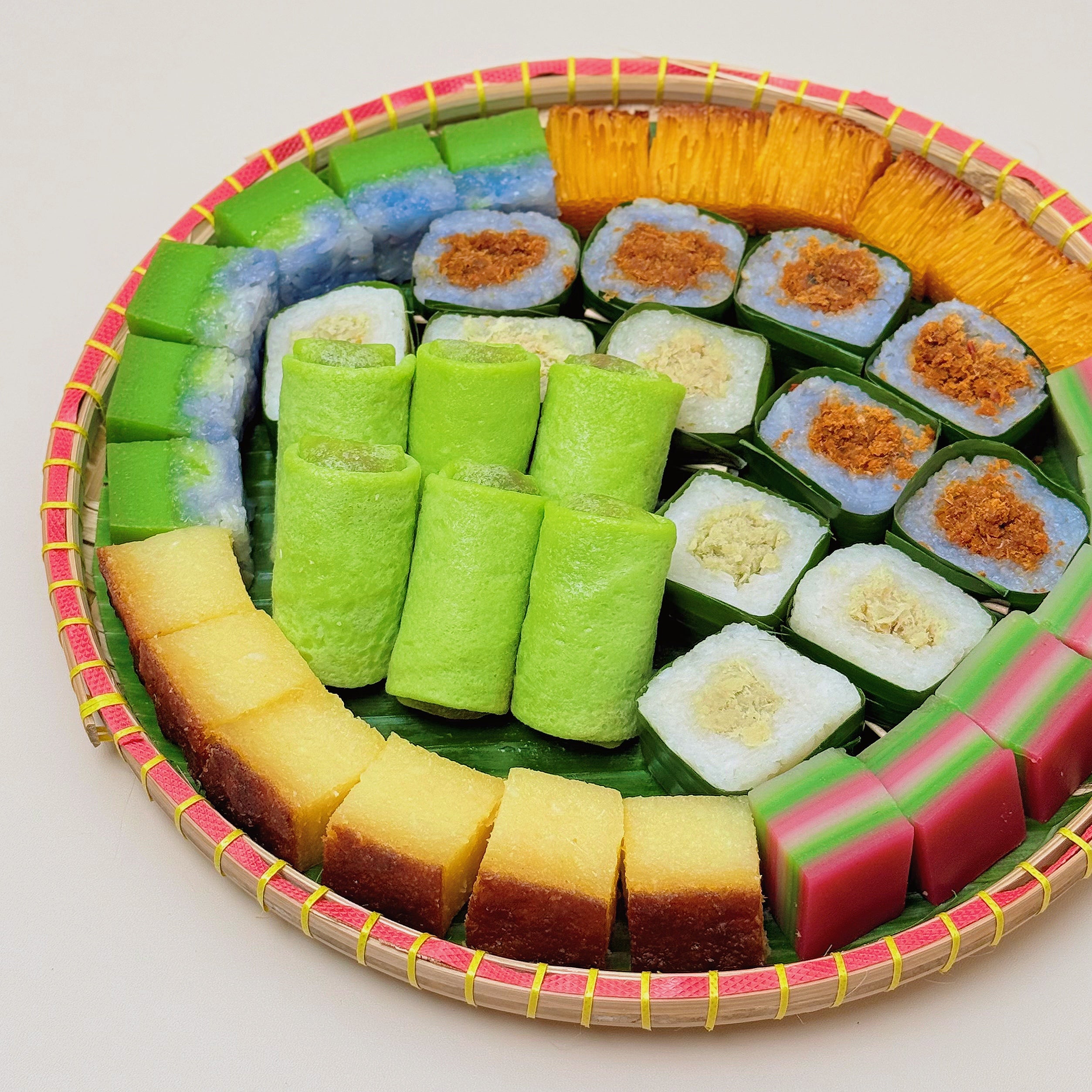 **Bite-size Kueh Small Bamboo Platter (42 pcs)