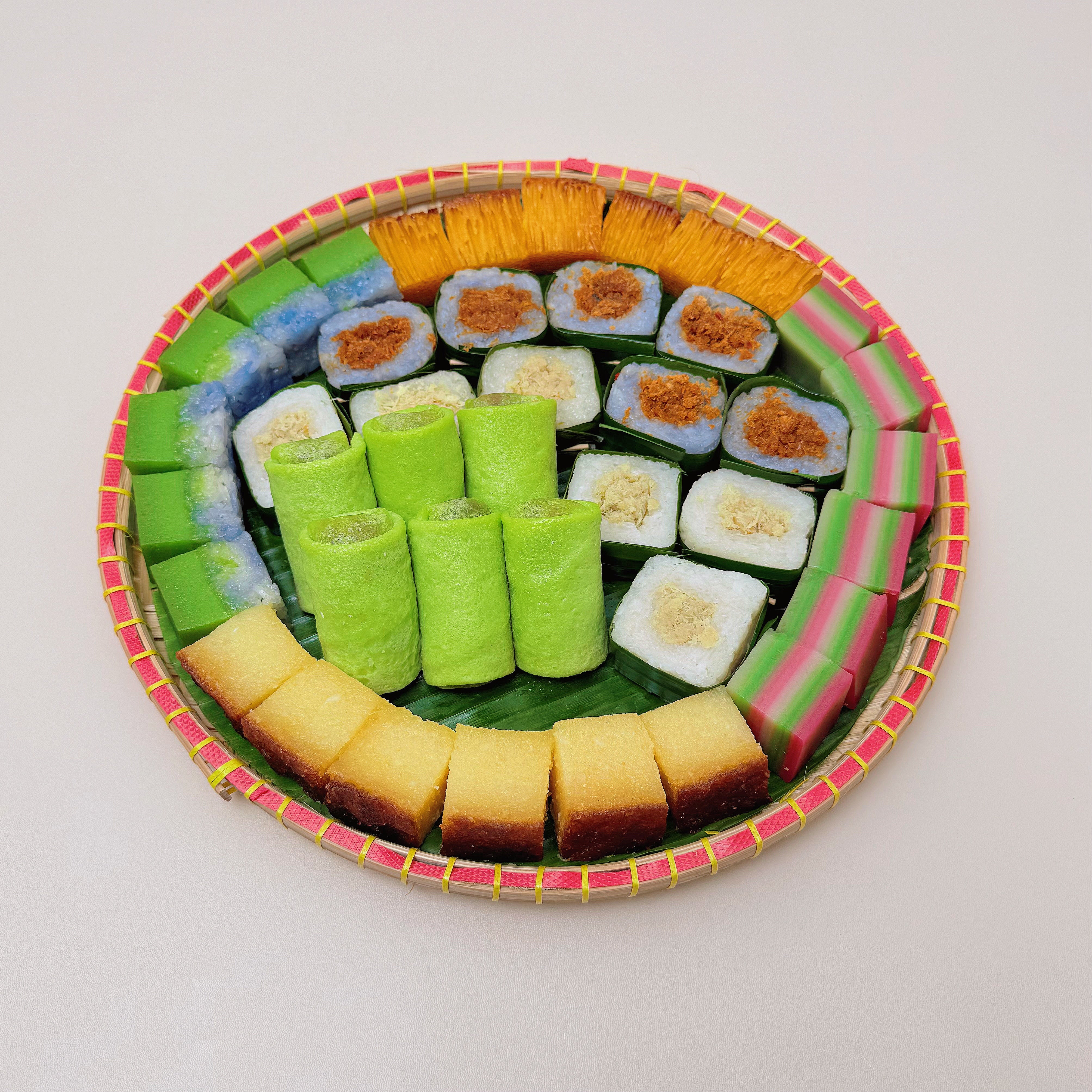 **Bite-size Kueh Small Bamboo Platter (42 pcs)