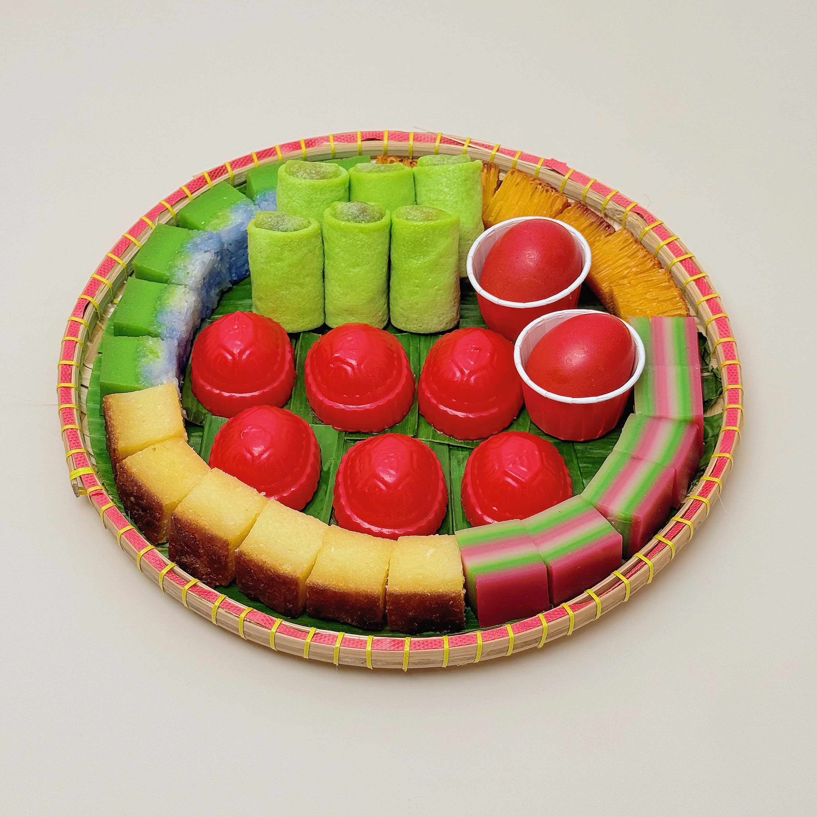**Bite-size Small Vegetarian Kueh Bamboo Platter with AKK & eggs (36 pcs)