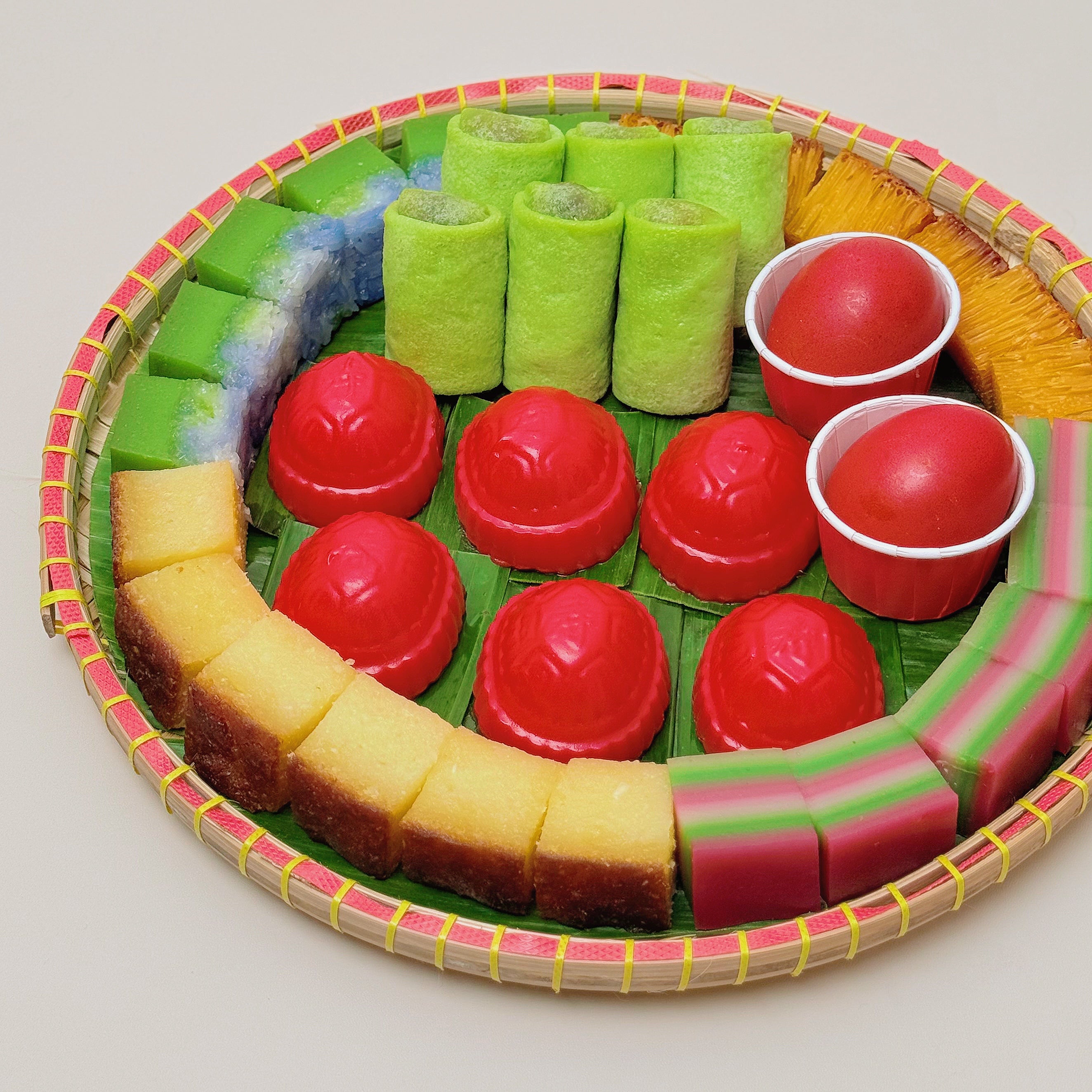 **Bite-size Small Vegetarian Kueh Bamboo Platter with AKK & eggs (36 pcs)