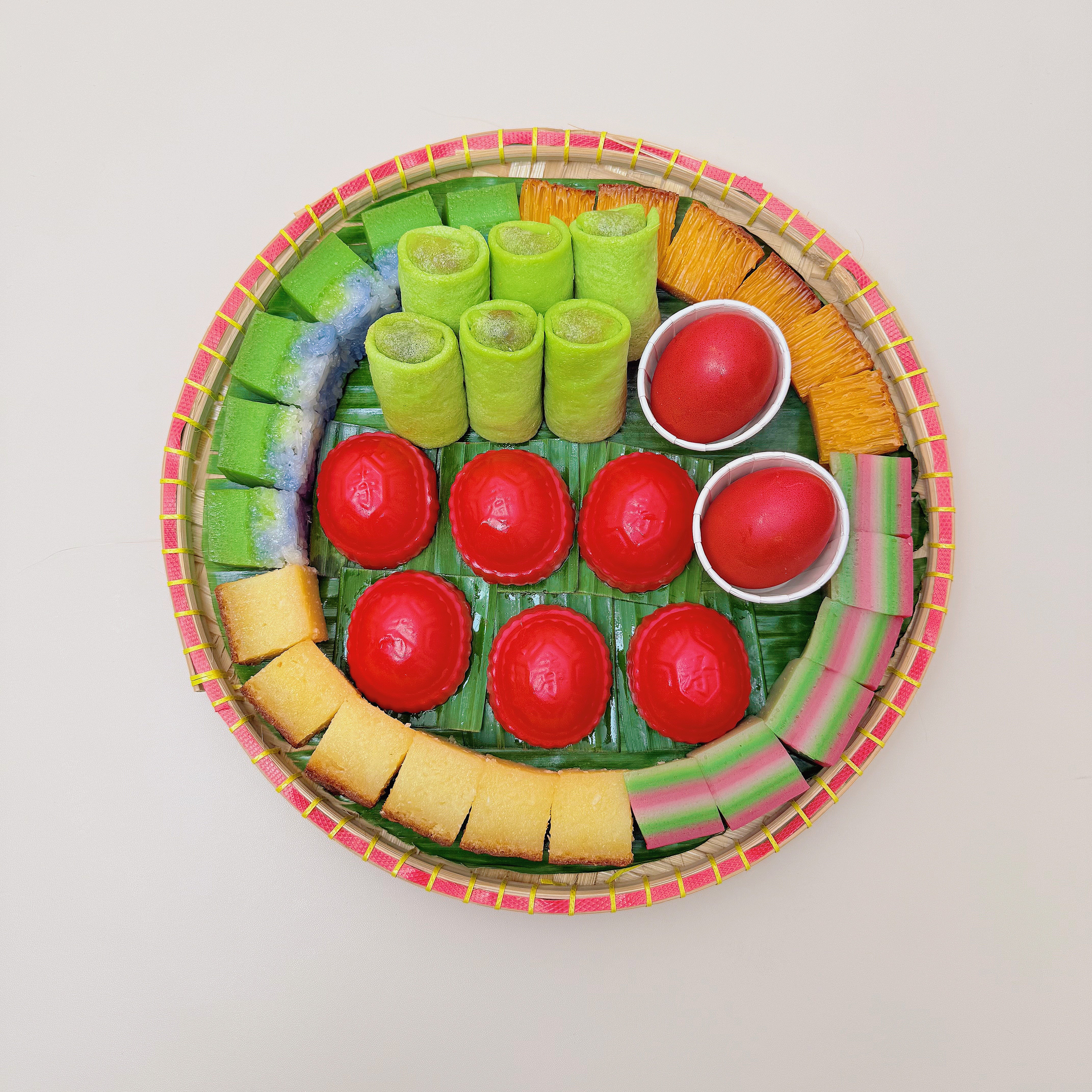 **Bite-size Small Vegetarian Kueh Bamboo Platter with AKK & eggs (36 pcs)